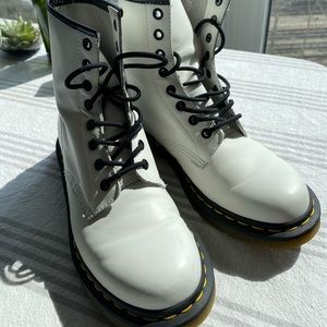 DOC MARTINS 1460 COMBAT BOOT - WOMEN'S